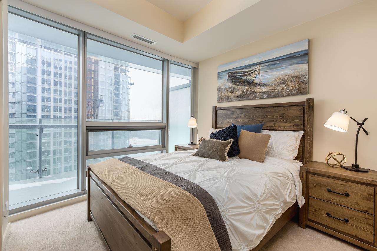 Upscale 3-Bedroom With Gorgeous Lake View טורונטו מראה חיצוני תמונה